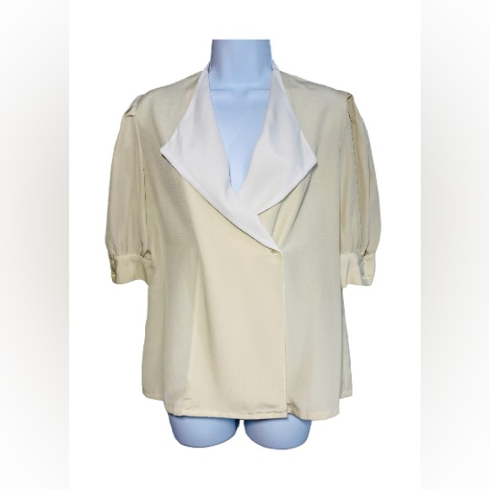 Poet, By Nicola Cream/white Short Sleeve with a peekaboo and With Buttons